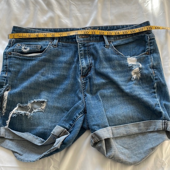 Universal Thread Boyfriend Short Mid Rise -Rips & Holes cuffed- size 14/32R - Picture 3 of 14